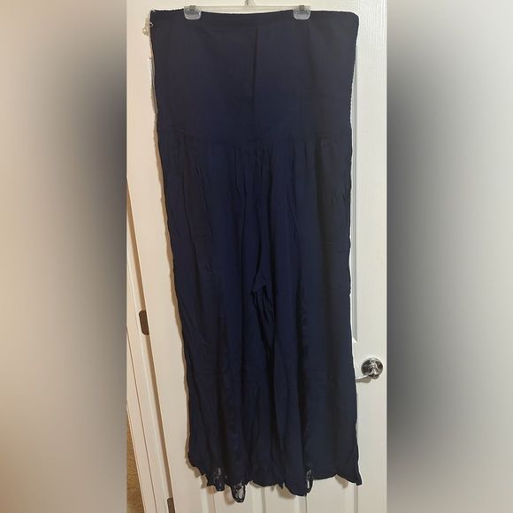 New-Plus Size Sleeveless Smocked Jumpsuit With Lace Detail. Size 3X. - Picture 10 of 12